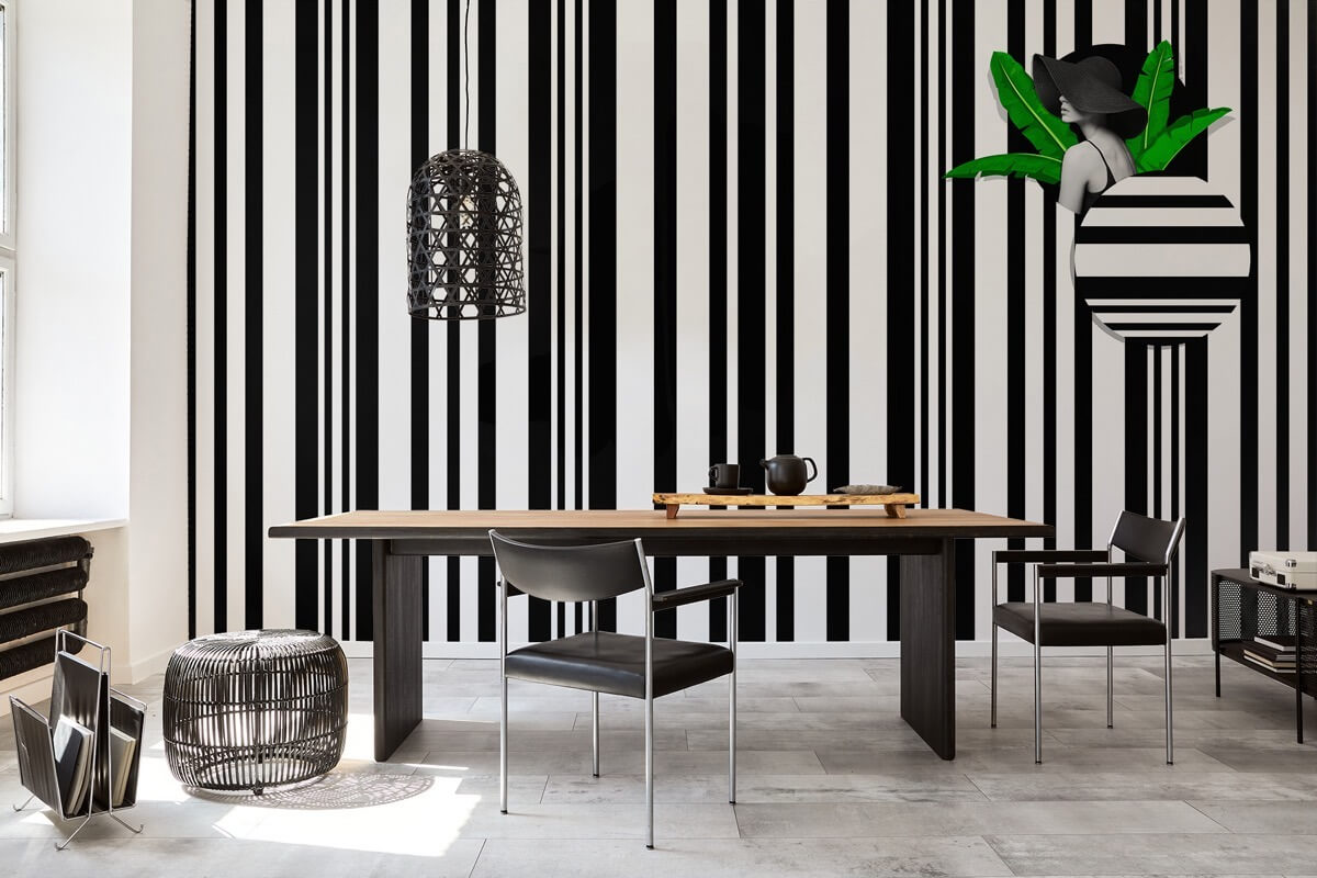 Büro mit vertikal gestreifter Tapete in Schwarz-Weiß