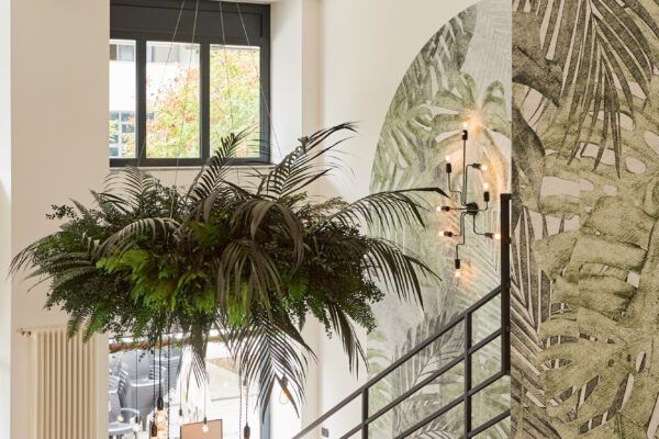 Säule-und-Treppe-mit-Tapete-Evergreen-Kartilla