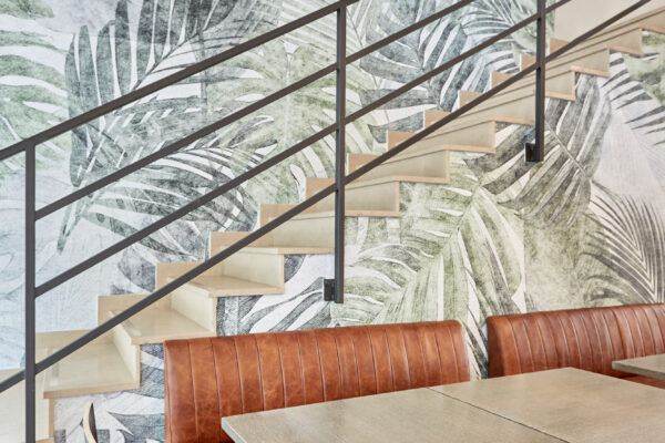 Treppe-mit-Tapete-auf-Maß